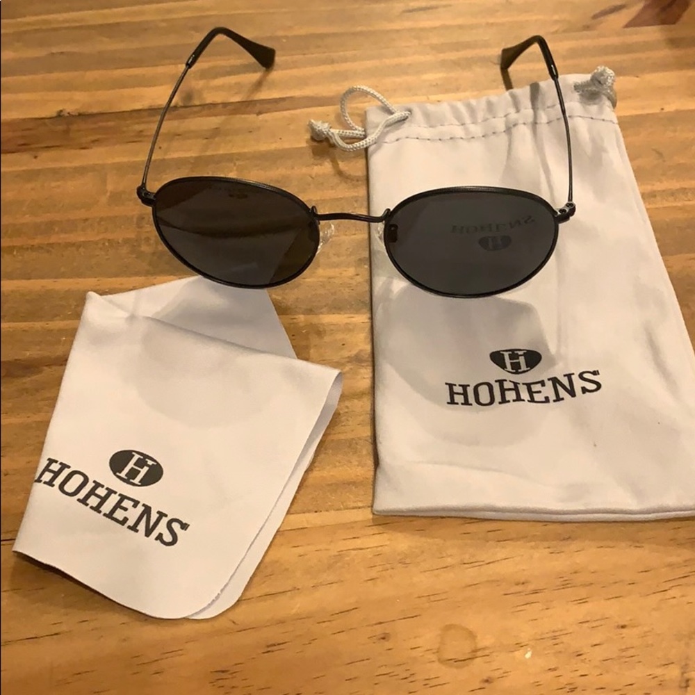 Black round sunglasses